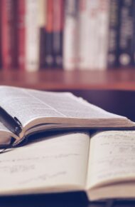 Immagine con un libro w un quaderno aperti